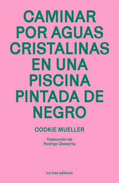 Caminar por aguas cristalinas en una piscina pintada de negro